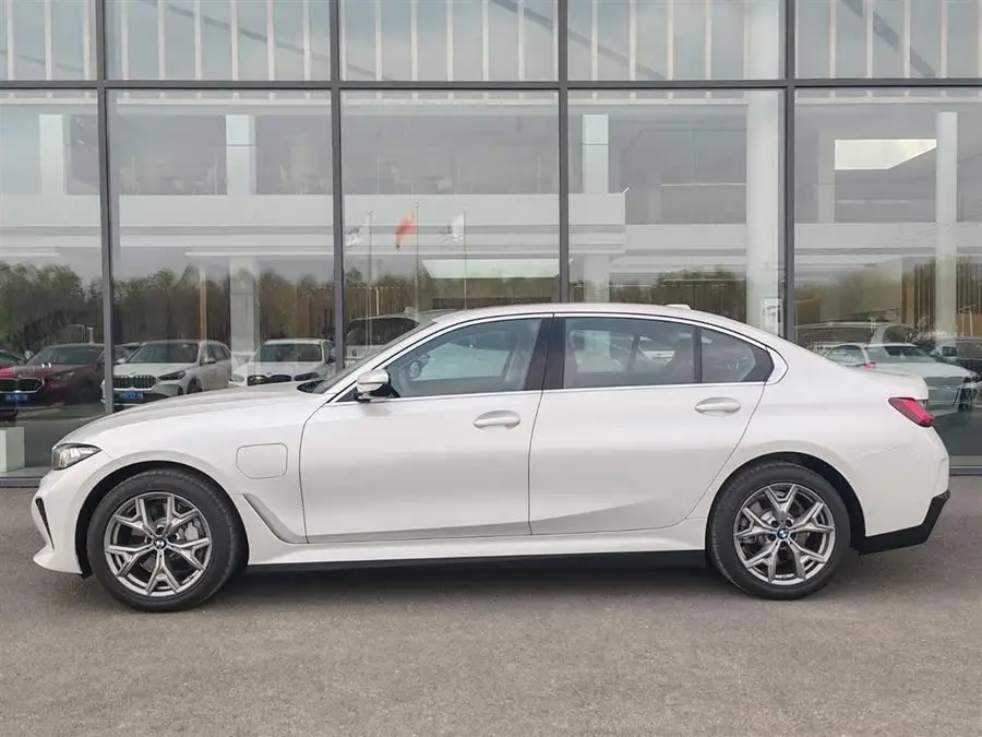 بي إم دبليو i3 2025 eDrive 35 L