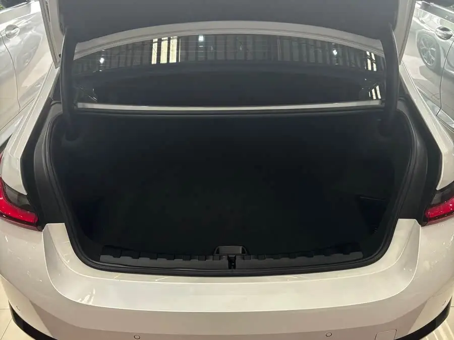 بي إم دبليو i3 2022 eDrive 35 L