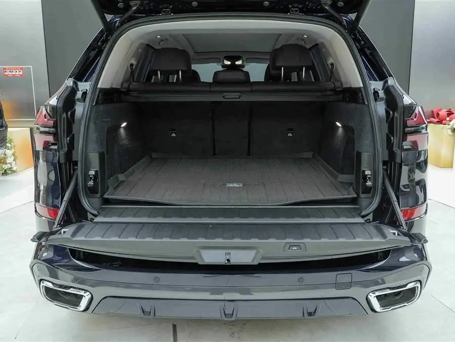 بي إم دبليو X5 2023 xDrive 30Li حزمة رياضية M الليلية