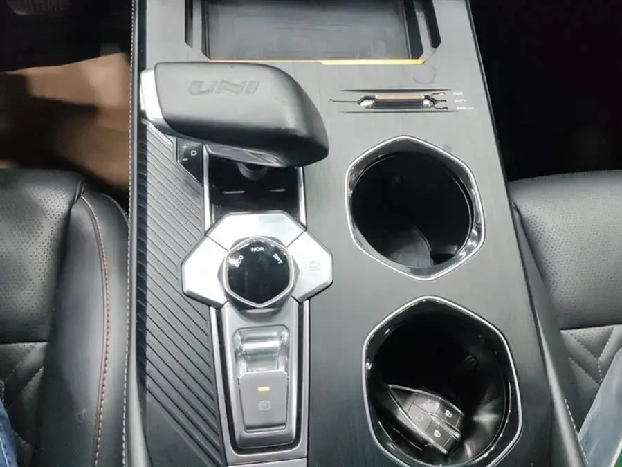 تشانجان UNI-K 2021 2.0T الدفع الرباعي الفاخر