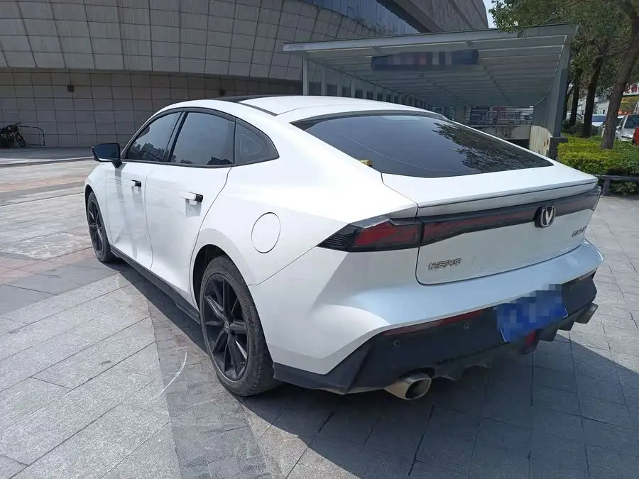 Changan UNI-V 2022 1.5T Smart Navigation Edition