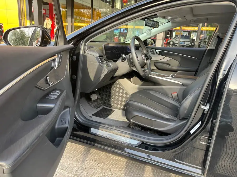 بيوك لاكروس 2023 28T بريميوم