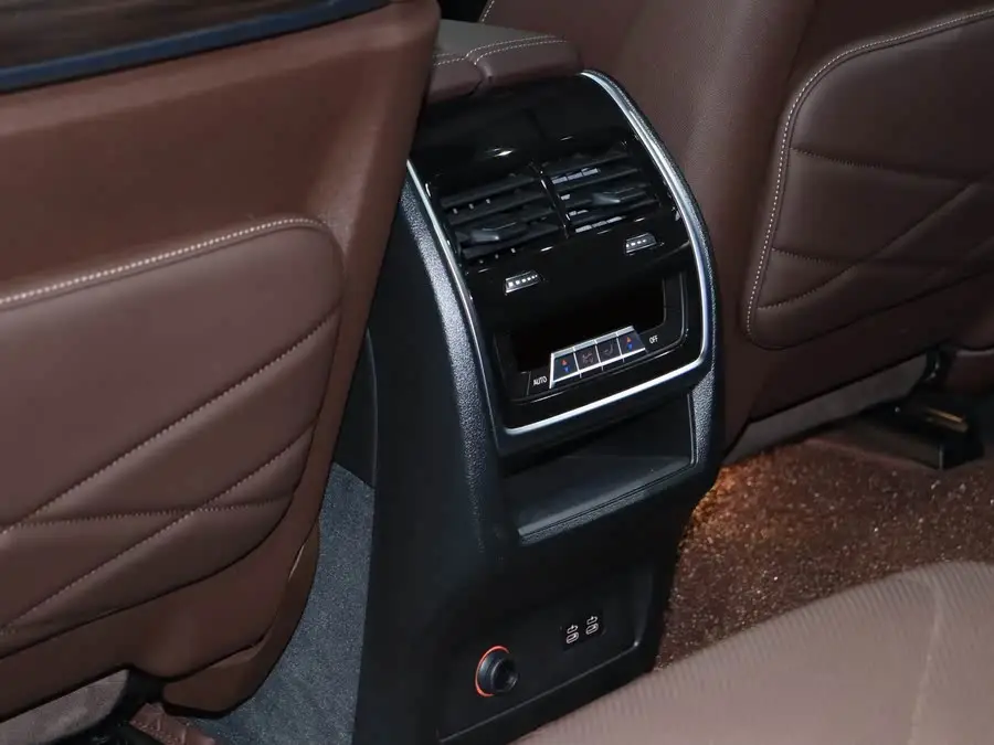 بي إم دبليو X5 طراز 2022 النسخة المعدلة xDrive 40Li حزمة رياضية M