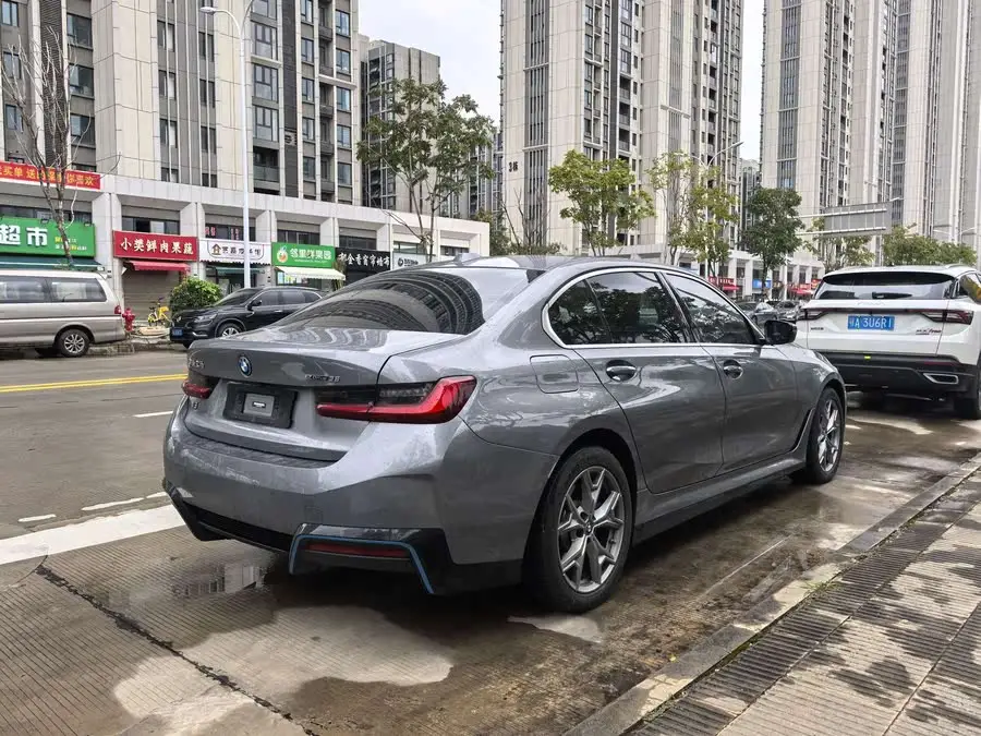 بي إم دبليو i3 2022 إيدرايف 35 L