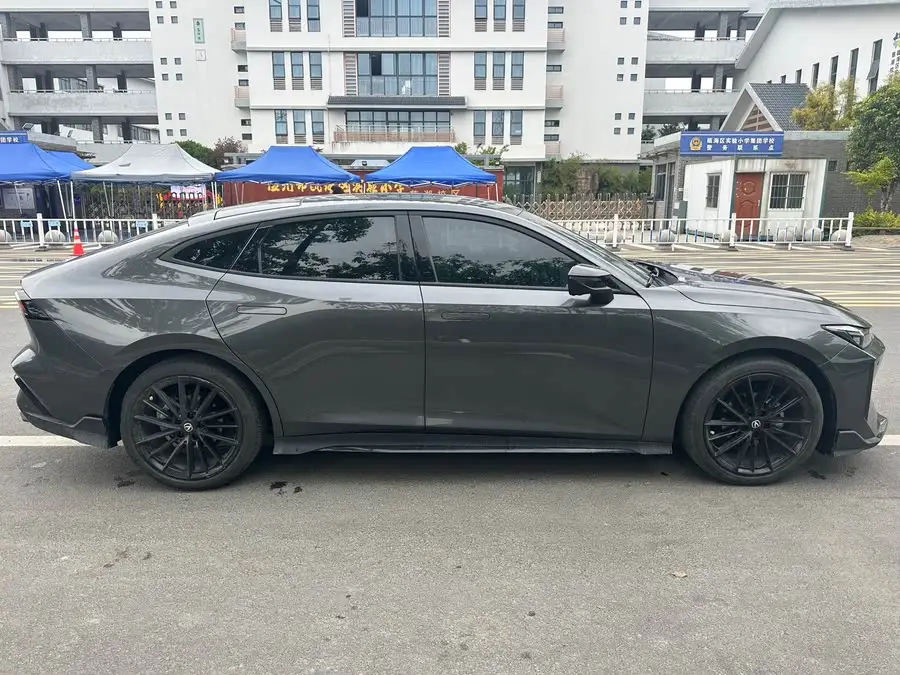 شانغاني UNI-V 2024 1.5T الطراز الرياضي الفاخر