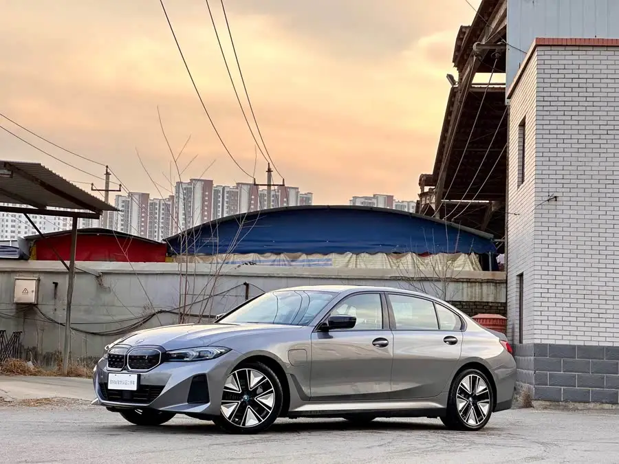 بي إم دبليو i3 2024 eDrive 40 L حزمة الرياضة الليلية