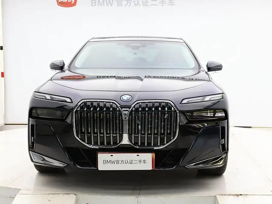 بي إم دبليو i7 2023 eDrive50L باقة M الرياضية الرائدة