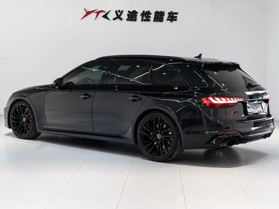 أودي RS 4 2022 RS4 أفانت إصدار بلاك