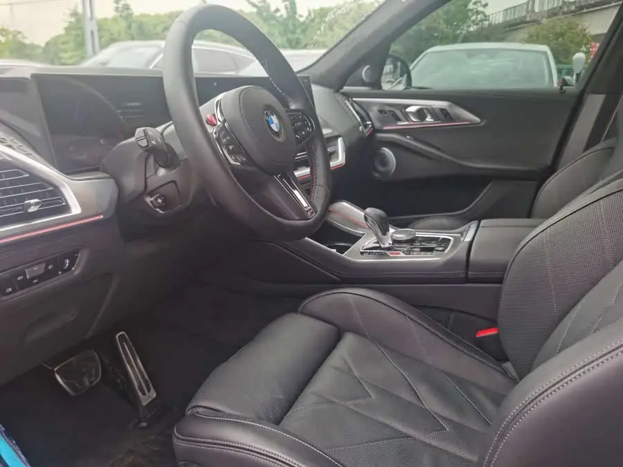 بي إم دبليو XM 2023 الطراز الأساسي