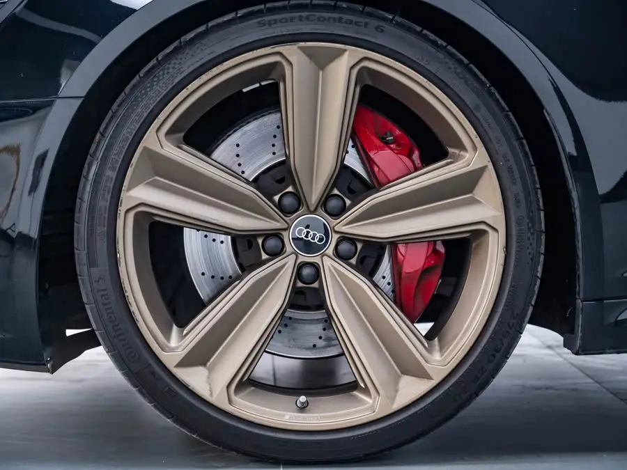 أودي RS 4 2022 RS4 أفانت إصدار الذهب الداكن