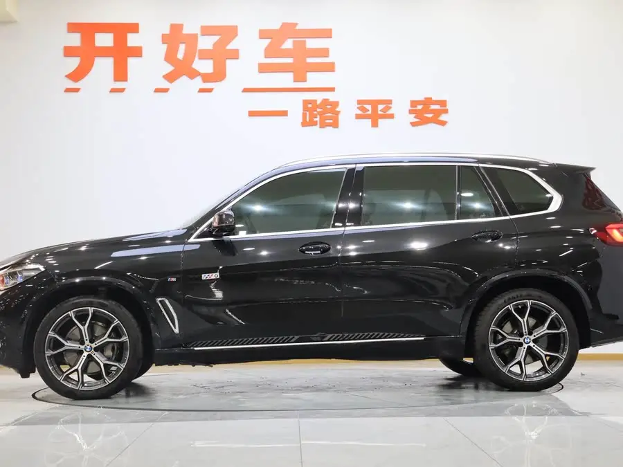 بي إم دبليو X5 طراز 2022 النسخة المعدلة xDrive 40Li حزمة رياضية M