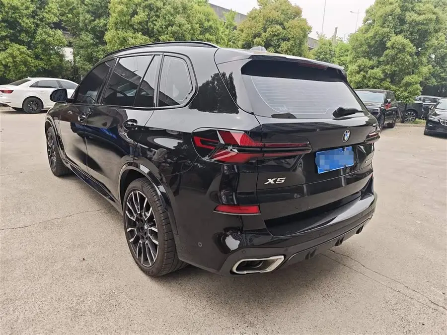 بي إم دبليو X5 2023 xDrive 40Li M حزمة الليل الرياضية