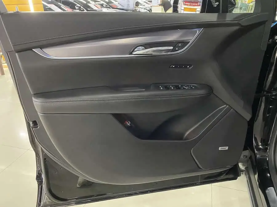 كاديلاك XT6 2021 2.0T طراز ستة مقاعد دفع رباعي