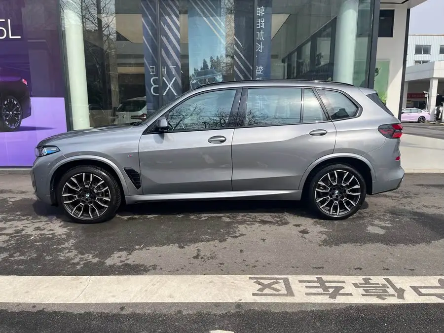 بي إم دبليو X5 2023 xDrive 40Li M حزمة رياضية سوداء