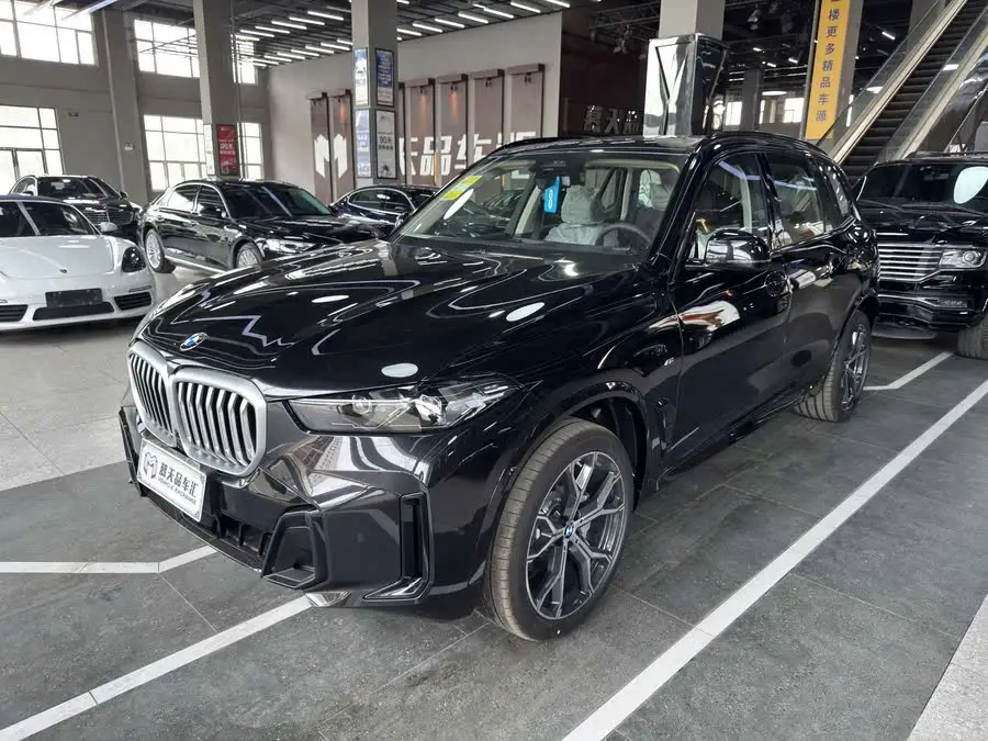 بي إم دبليو X5 2023 xDrive 30Li حزمة رياضية M ليلية