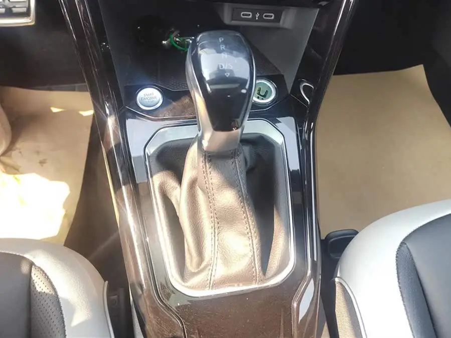 T-ROC 2023 طراز 300TSI DSG دفع ثنائي نسخة ستارلايت