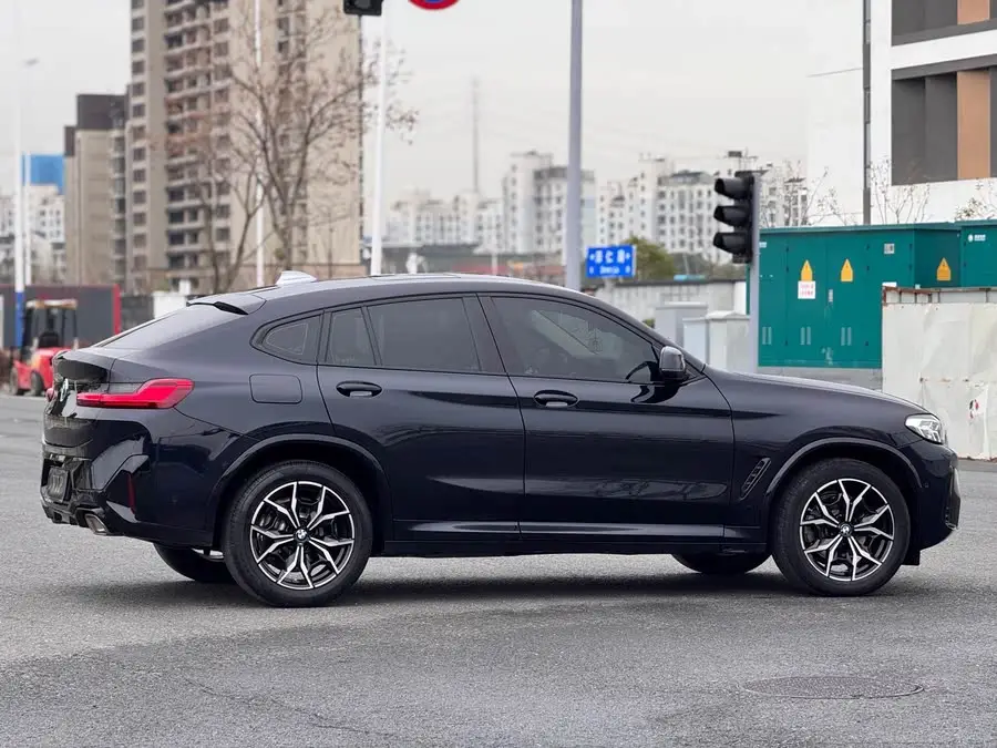 بي إم دبليو X4 2022 xDrive 25i حزمة رياضية M