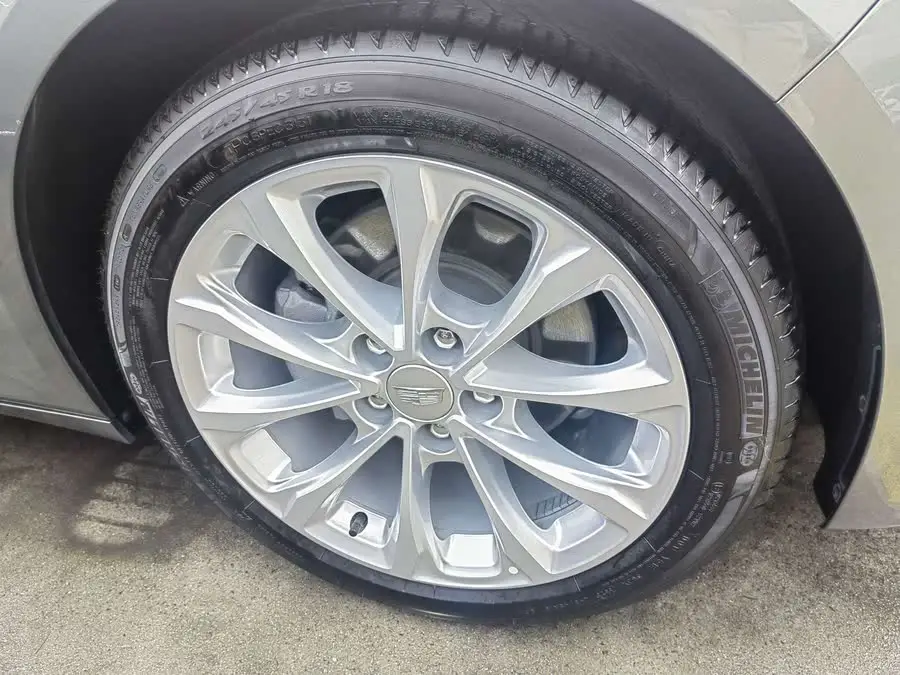 كاديلاك CT5 2023 28T الفاخرة (الإصدار القياسي)