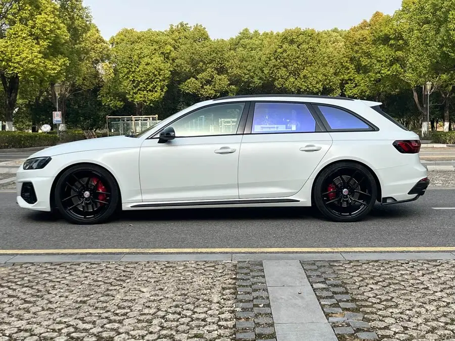 أودي RS 4 2023 RS4 أفانت الإصدار الأسود