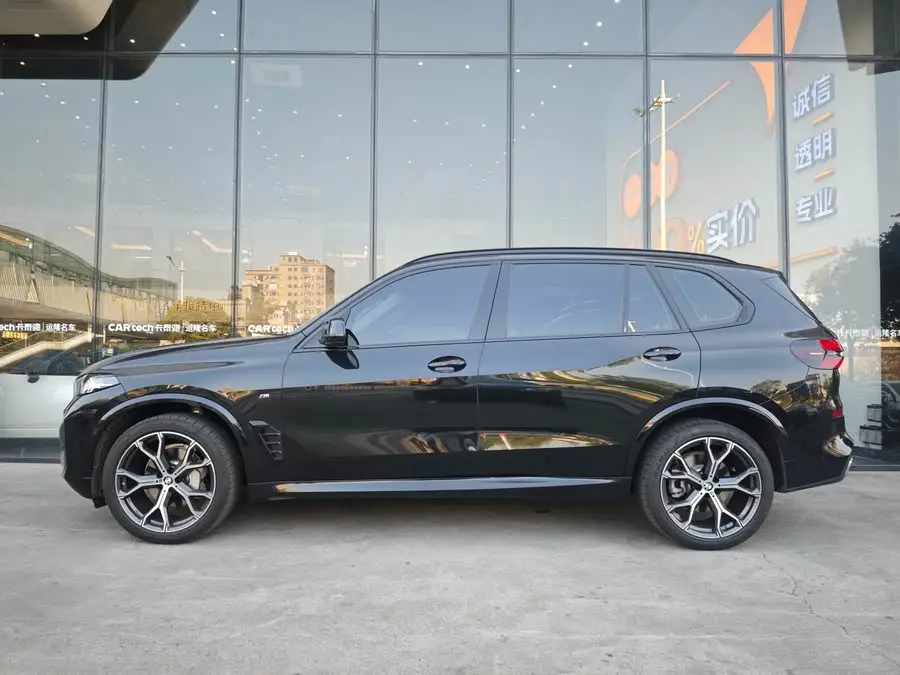 بي إم دبليو X5 2023 xDrive 30Li حزمة رياضية M باللون الأسود الليلي