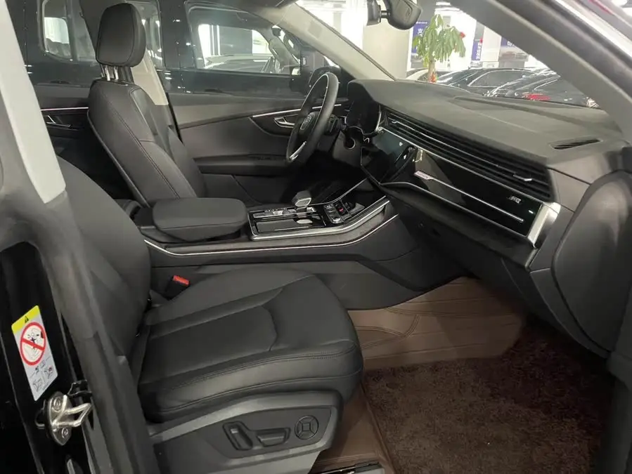 أودي Q8 2022 55 TFSI الطراز الفاخر الرياضي