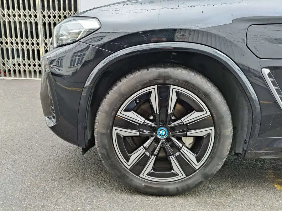 BMW iX3 2023 Leading Edition