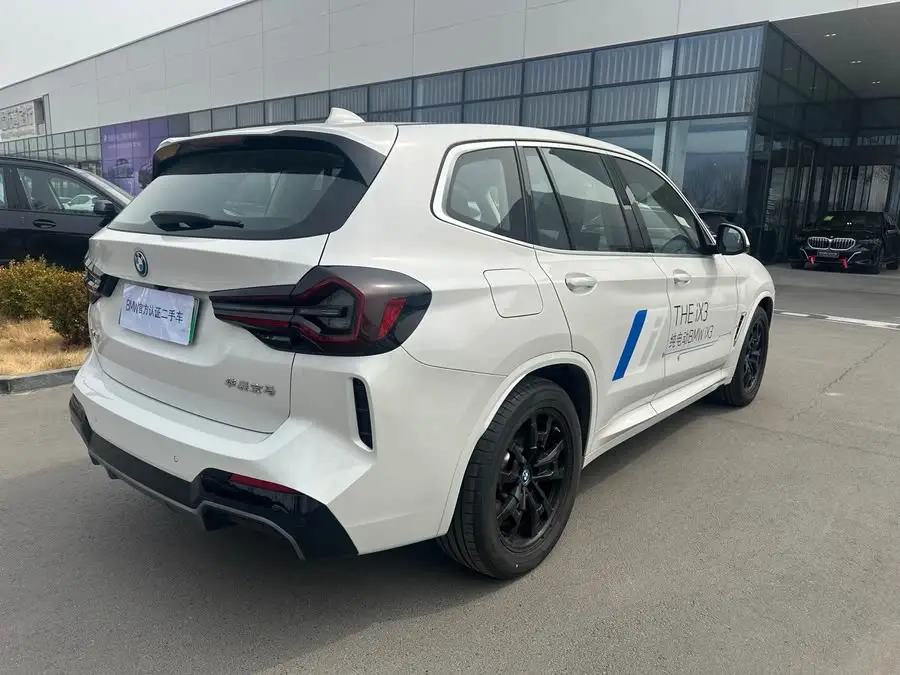 بي إم دبليو iX3 2024 الطراز الرائد