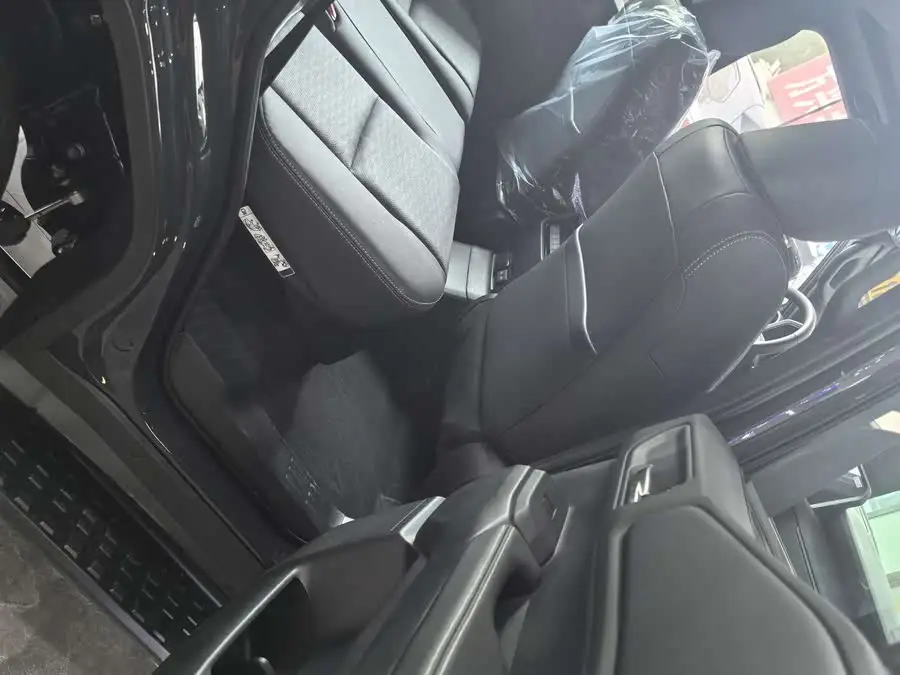 برادو 2024 2.4T نسخة TX الشاملة 5 مقاعد