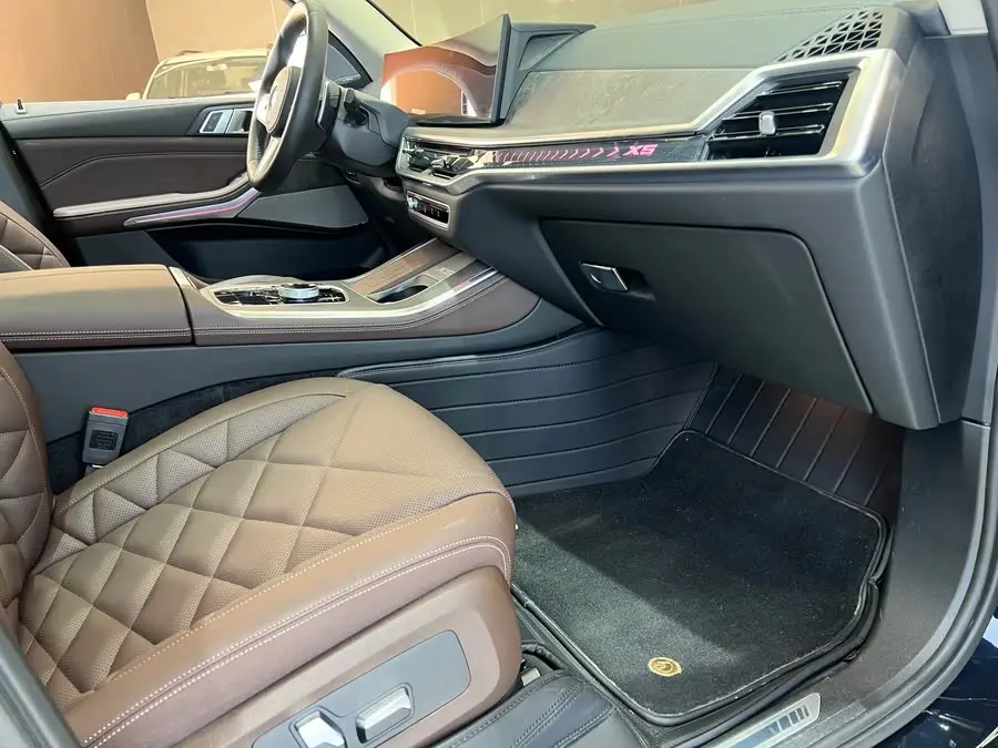 بي إم دبليو X5 2023 xDrive 30Li حزمة M الرياضية