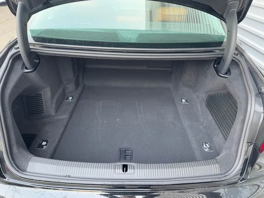 أودي A8 2023 طراز A8L 55 TFSI كواترو الرائد