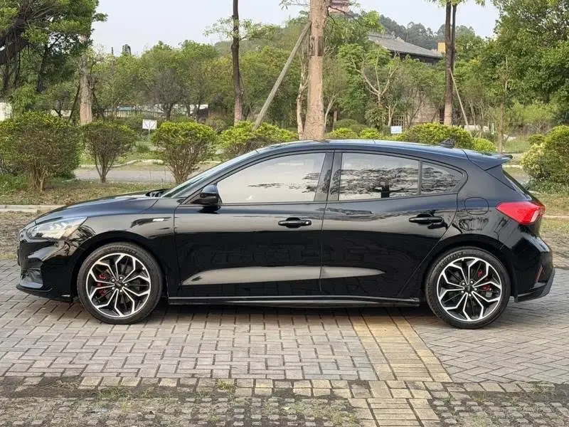 2020 فورد فوكس سيدان إيكوبوست 180 أوتوماتيكي ST لاين