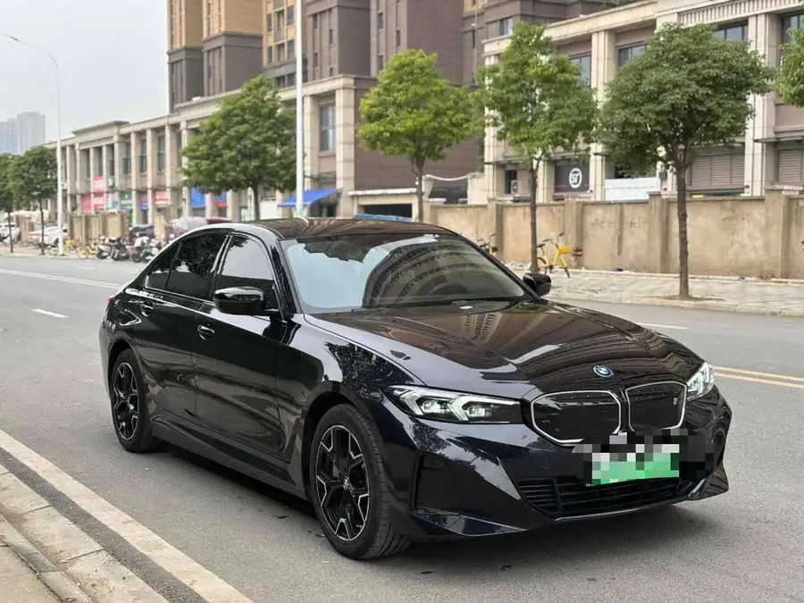 بي إم دبليو i3 2024 eDrive 40 L حزمة الرياضة الليلية