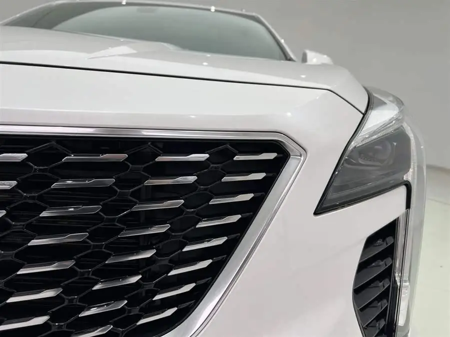 كاديلاك XT4 2021 28T دفع أمامي متميز