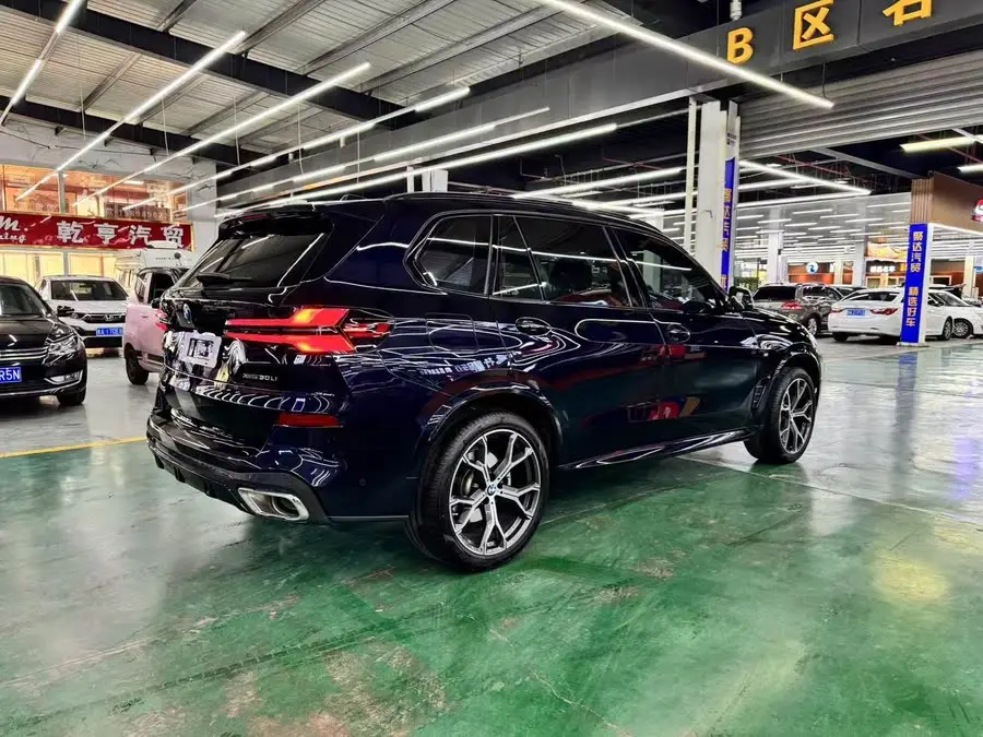 بي إم دبليو X5 2023 xDrive 30Li حزمة رياضية ليلية M