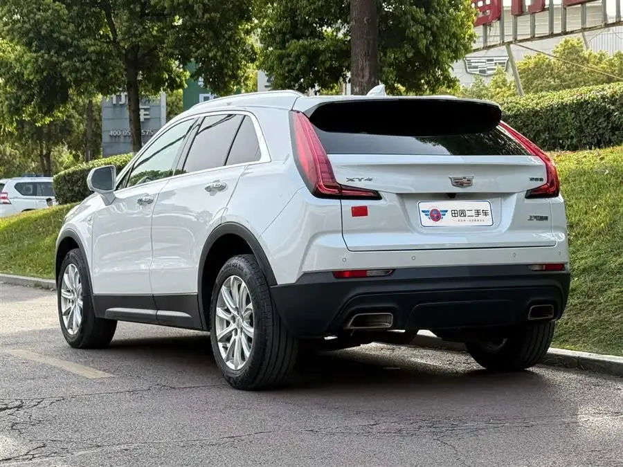 كاديلاك XT4 2022 28T دفع ثنائي طراز فاخر