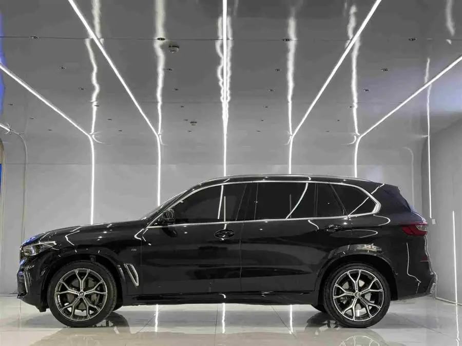 بي إم دبليو X5 2022 xDrive 40Li M حزمة رياضية