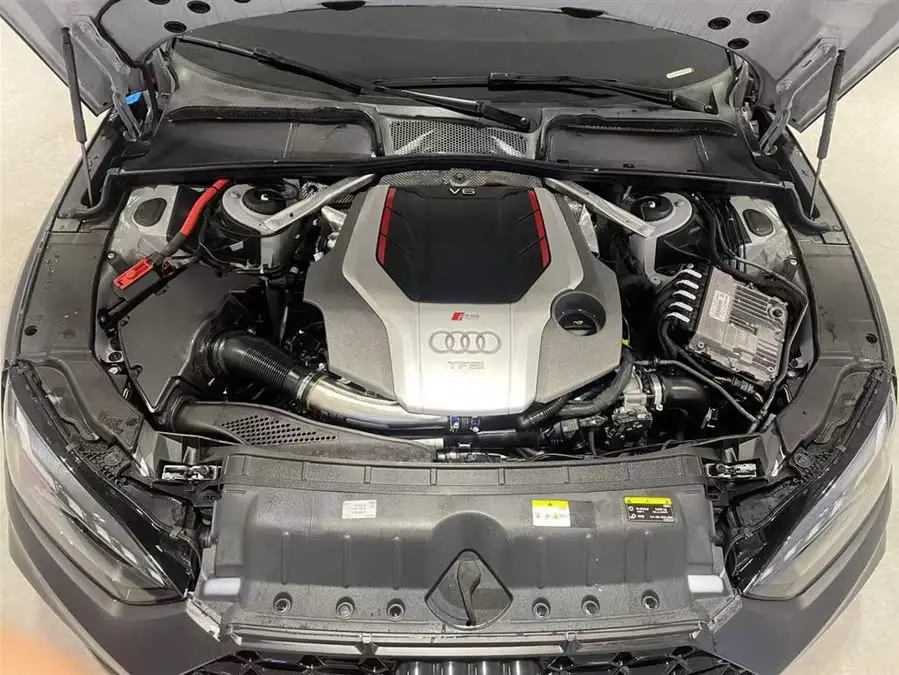 أودي RS 5 طراز 2023 RS 5 2.9T سبورت باك إصدار الذهبي الداكن