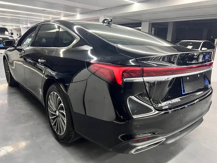 بيوك لاكروس 2023 28T إصدارة الاستمتاع