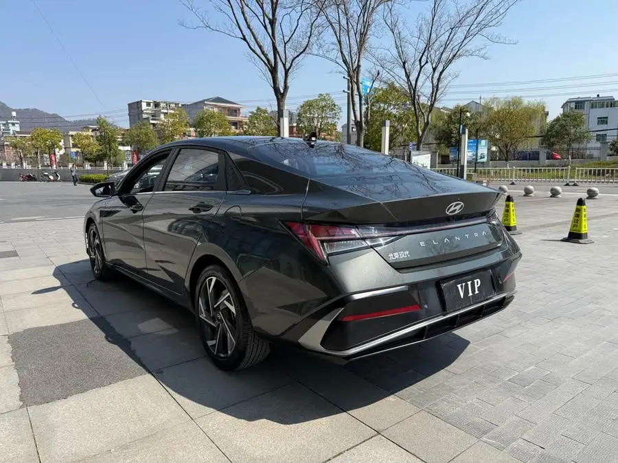 Elantra 2023 1.5L CVT LUX Premium Edition
