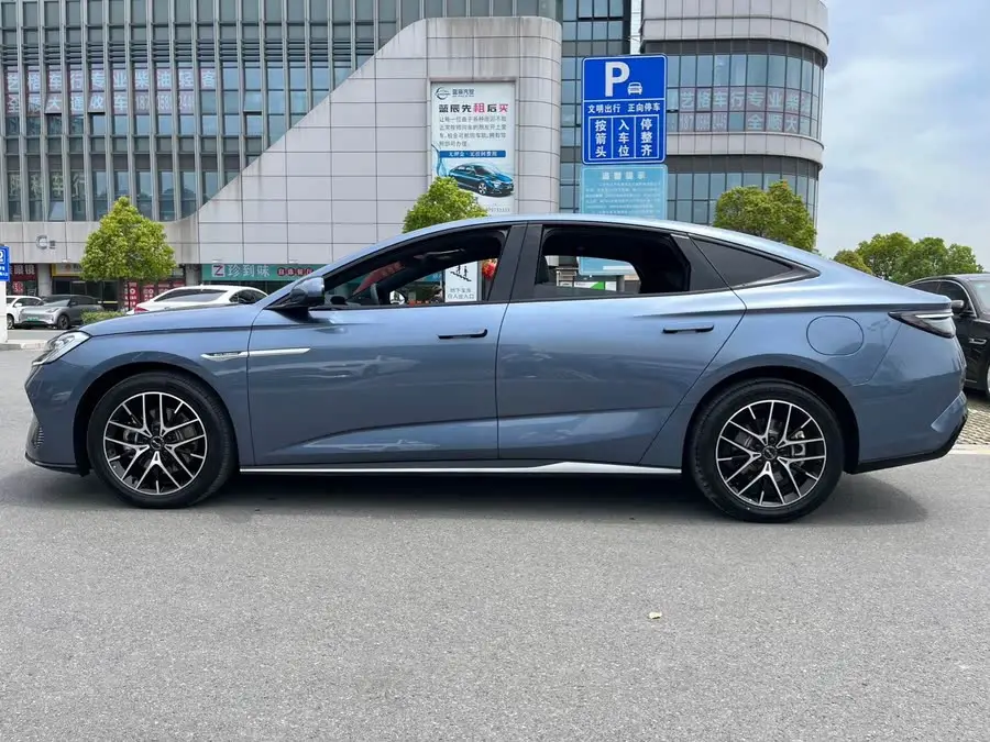 سَيّارة سِيلُون 2023 مُتِكَيّف DM-i 1.5L 121كم فاخرة