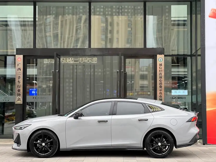 شانجان UNI-V 2022 1.5T الفاخرة