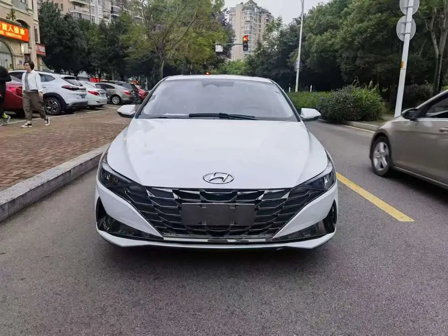 إلينترا 2022 1.5 لتر CVT LUX النسخة المميزة
