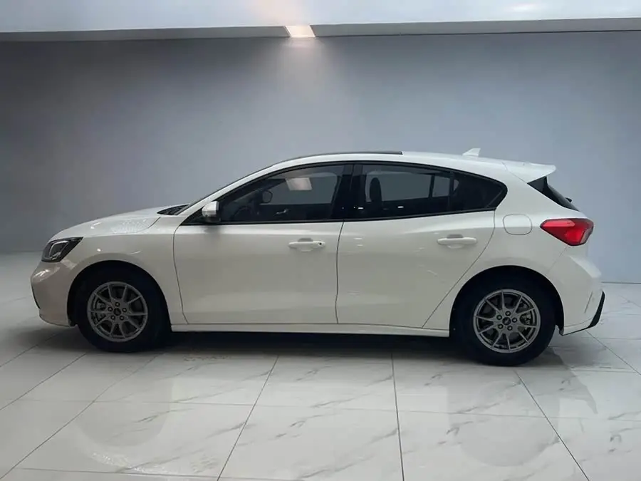 2021 فورد فوكس هاتشباك إيكوبوست 180 أوتوماتيكي