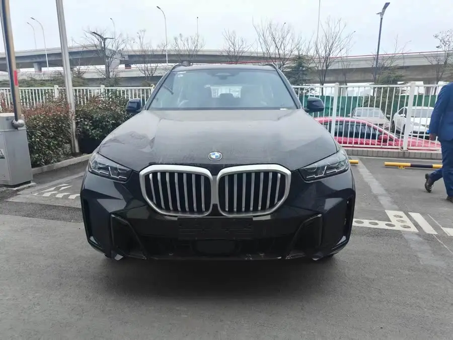 بي إم دبليو X5 2023 xDrive 40Li حزمة الرياضة الليلية M