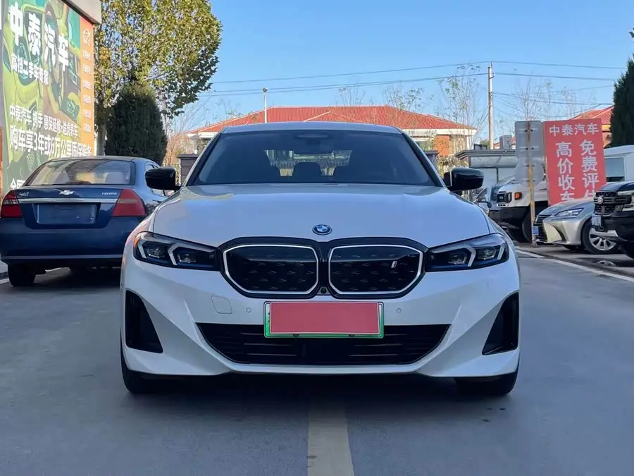 بي إم دبليو i3 2023 eDrive 40 L حزمة الرياضة منتصف الليل