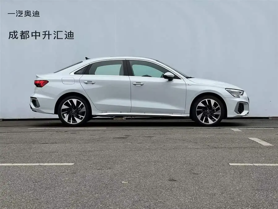 أودي A3 طراز 2022 A3L ليموزين 35 TFSI النموذج الرياضي الأنيق