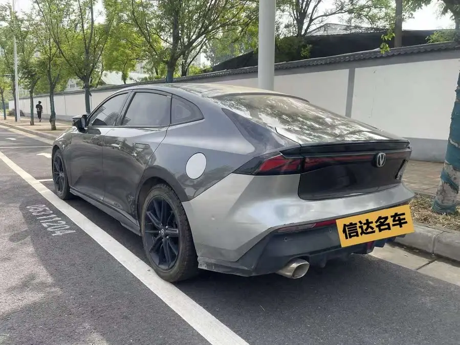 Changan UNI-V 2022 1.5T Smart Navigation Edition