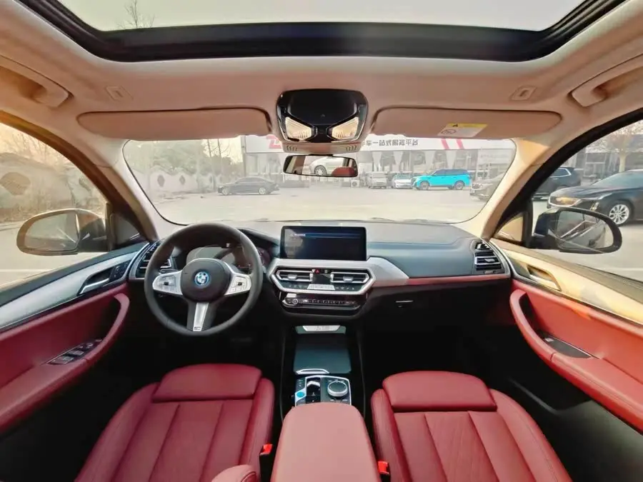 BMW iX3 2024 Leading Edition