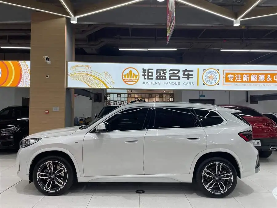 بي إم دبليو X1 2023 sDrive25Li حزمة M الرياضية