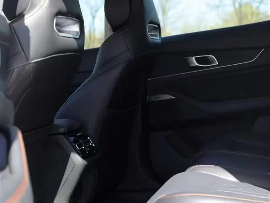 شانغهاي UNI-K 2021 2.0T التميز